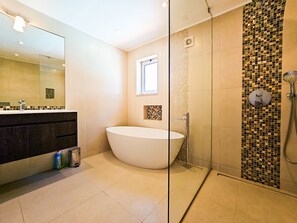 Shower, hair dryer, towels - FLH Quinta das Salinas Triplex with Terrace & Pool (Vale do Lobo)