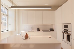 Réfrigérateur, four à micro-ondes, un four, lave-vaisselle