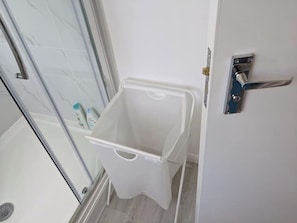 Sèche-cheveux, serviettes fournies, savon, shampoing