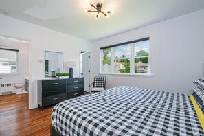 4 bedrooms, desk, iron/ironing board, travel cot