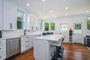 Fridge, microwave, oven, stovetop - Best Location in Rye-5 min walk to Town and Metro North Train (Rye)