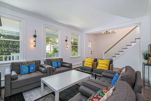 TV, fireplace, computer monitors, printers - Best Location in Rye-5 min walk to Town and Metro North Train (Rye)