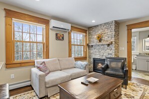 Superior Suite | Living area | 30-inch LCD TV with cable channels - Brook Bound Inn (Wilmington)