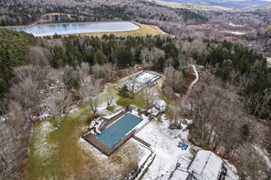 Sesongbasert utendørsbasseng