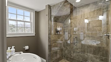 Executive-Zimmer | Badezimmer | Dusche, Designer-Toilettenartikel, Haartrockner, HandtĂŒcher