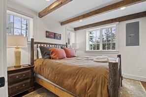 Luxury Chalet | Premium bedding, soundproofing, iron/ironing board, free WiFi - Brook Bound Inn (Wilmington)