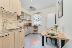 Huoneisto, 1 makuuhuone, parveke | Yksityinen keittiö | Mikroaaltouuni, keittoastiat/astiat/ruokailuvälineet, ruokailupöytä