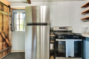 Frigorífico, microondas, placa de cocina y cafetera o tetera