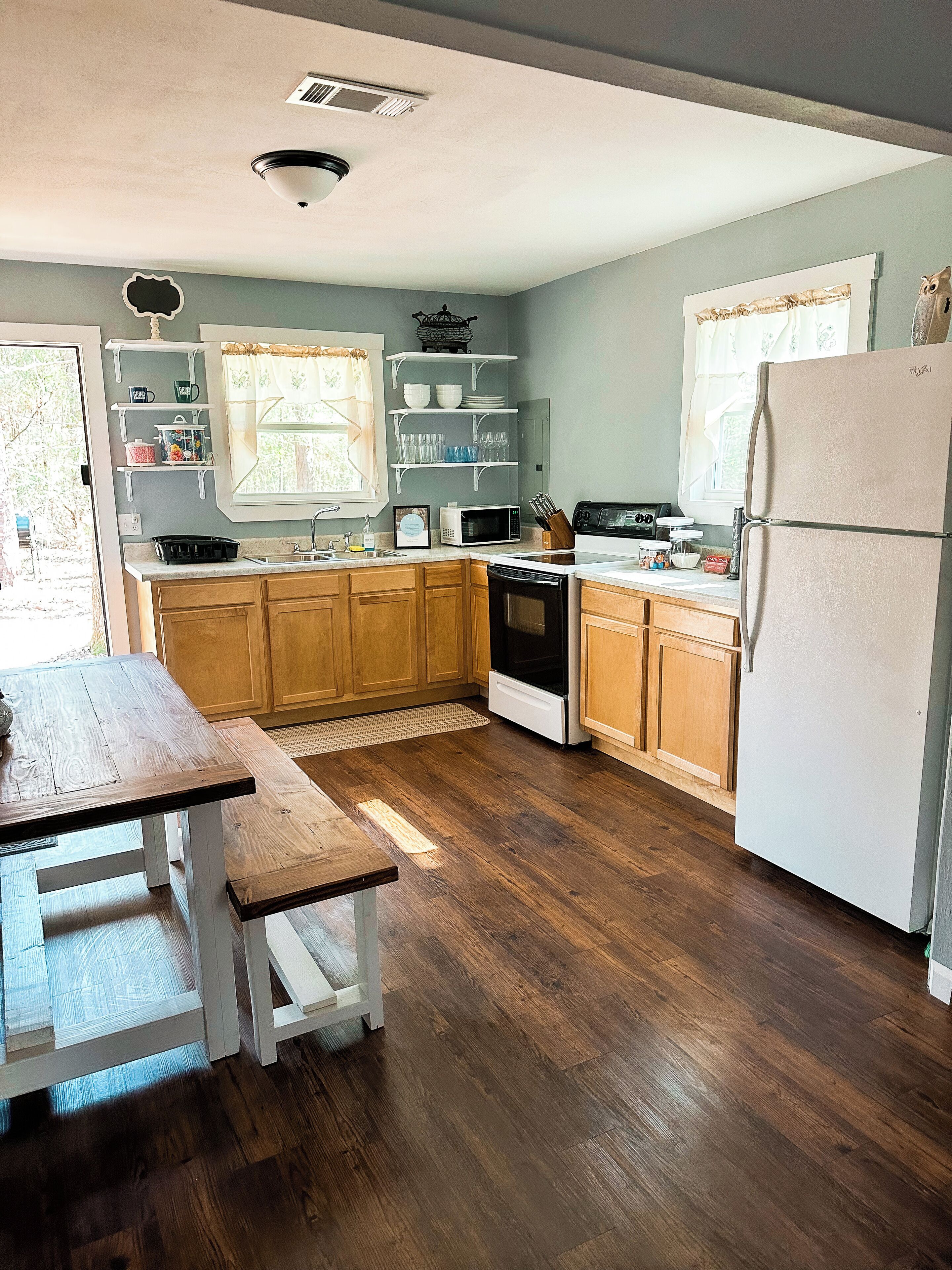 冷蔵庫、電子レンジ、オーブン、コンロ