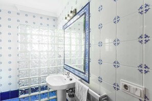 Ensemble douche/baignoire, bidet, serviettes fournies