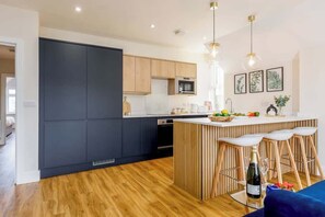 Fridge, microwave, oven, stovetop - Homely Penthouse w/ Balcony, Free Parking & Wi-Fi (Bournemouth)