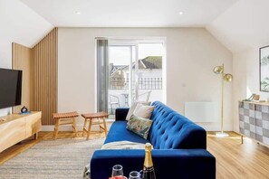 TV, videospill, fotballspill og kontorer