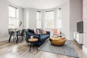 TV, video games, foosball, offices - Romantic King Apt w/ Sea View, Free Gym & Parking (Bournemouth)