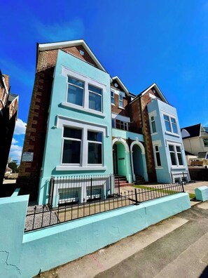 Exterior - Brand NEW! Homely 1-bed Apt w/ Free Parking & WiFi (Bournemouth)