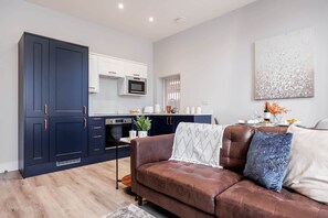 TV, videospill, fotballspill og kontorer