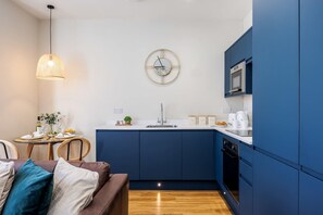 Réfrigérateur, four à micro-ondes, un four, surface de cuisson