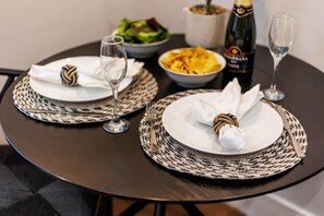 Dining - Cosy, Beautiful Studio Apt w/ Free Parking & Wi-Fi (Bournemouth)