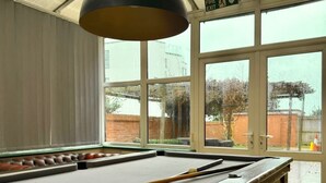 Games room - Cosy, Beautiful Studio Apt w/ Free Parking & Wi-Fi (Bournemouth)