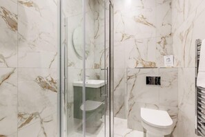 Shower, hair dryer, towels - Cosy, Beautiful Studio Apt w/ Free Parking & Wi-Fi (Bournemouth)