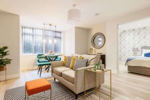 تلفزيون، ألعاب فيديو، كرة قدم الطاولة، مكتب