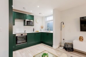 Kühlschrank, Herdplatte, Geschirrspüler, Toaster