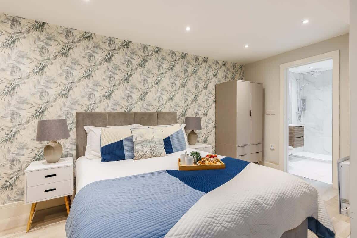 1 bedroom, iron/ironing board, travel crib, WiFi