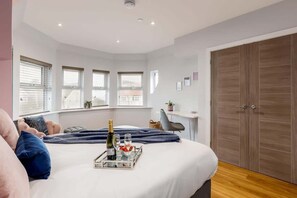 2 عدّة غرف نوم ومكواة/لوح كي وسرير سفر وواي فاي