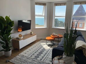 تلفزيون، ألعاب فيديو، كرة قدم الطاولة، مكتب