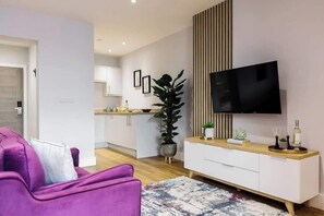 TV, video games, table football, offices - Elegant Seaside Studio Apt w/ Free Gym & Parking (Bournemouth)