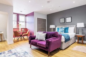 1 bedroom, iron/ironing board, travel cot, WiFi - Elegant Seaside Studio Apt w/ Free Gym & Parking (Bournemouth)