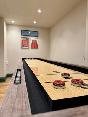 Games room - Elegant Seaside Studio Apt w/ Free Gym & Parking (Bournemouth)