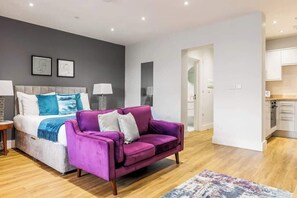 1 bedroom, iron/ironing board, travel cot, WiFi - Elegant Seaside Studio Apt w/ Free Gym & Parking (Bournemouth)