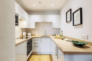 Fridge, microwave, oven, stovetop - Elegant Seaside Studio Apt w/ Free Gym & Parking (Bournemouth)