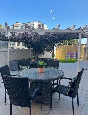 Outdoor dining - Elegant Seaside Studio Apt w/ Free Gym & Parking (Bournemouth)