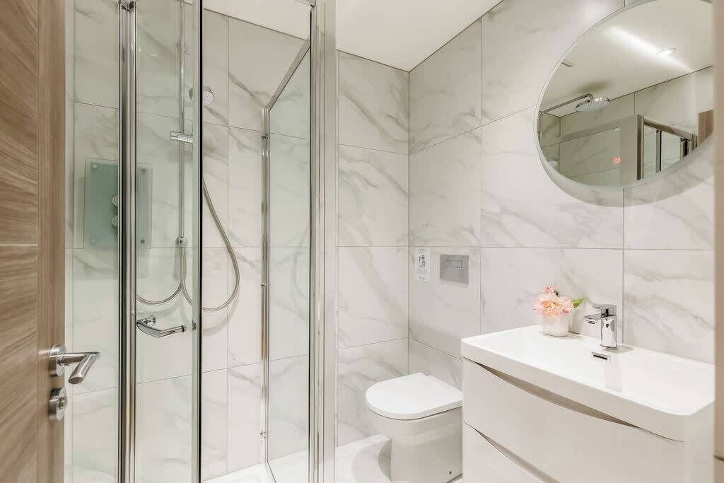 Shower, hair dryer, towels, shampoo
