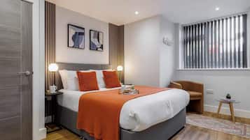 1 habitación, tabla de planchar con plancha, cuna de viaje y wifi