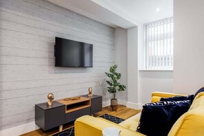 Fernseher, Videospiele, Tischfußball, Arbeitsbereiche