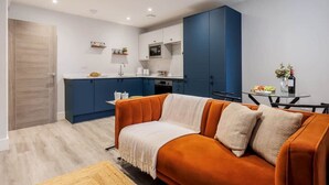 A compact living space with a kitchenette, a sofa, and a dining area. - Comfy & Cosy 1-bed Apt w/ Free Parking & WiFi (Bournemouth)