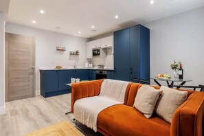 TV, videospill, fotballspill og kontorer