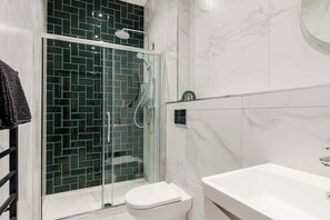 Douche, sèche-cheveux, serviettes fournies
