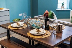 Dining - Beautiful Family Apt w/ Free Gym & Parking (Bournemouth)