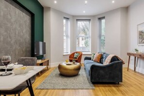 TV, videospill, fotballspill og kontorer