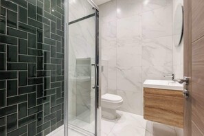 Dusche, Haartrockner, Handtücher