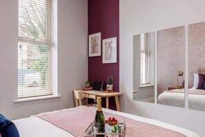 2 soverom, strykejern/-brett, reiseseng for barn og wi-fi