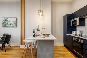 Kjøleskap, mikrobølgeovn, ovn og kokeplater