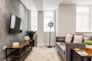 TV, video games, table football, offices - Spacious, Beautiful 1-Bed Apt; Central, Wi-Fi, PKG (Bournemouth)