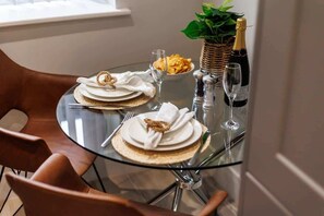 Dining - Spacious, Beautiful 1-Bed Apt; Central, Wi-Fi, PKG (Bournemouth)