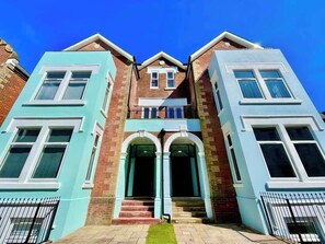 Exterior - Penthouse 2-Bed Apt w/ Sea Views, Parking & Wi-Fi (Bournemouth)