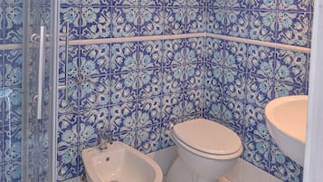 Basic Double Room | Bathroom