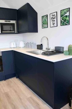 Kjøleskap, mikrobølgeovn, ovn og kokeplater